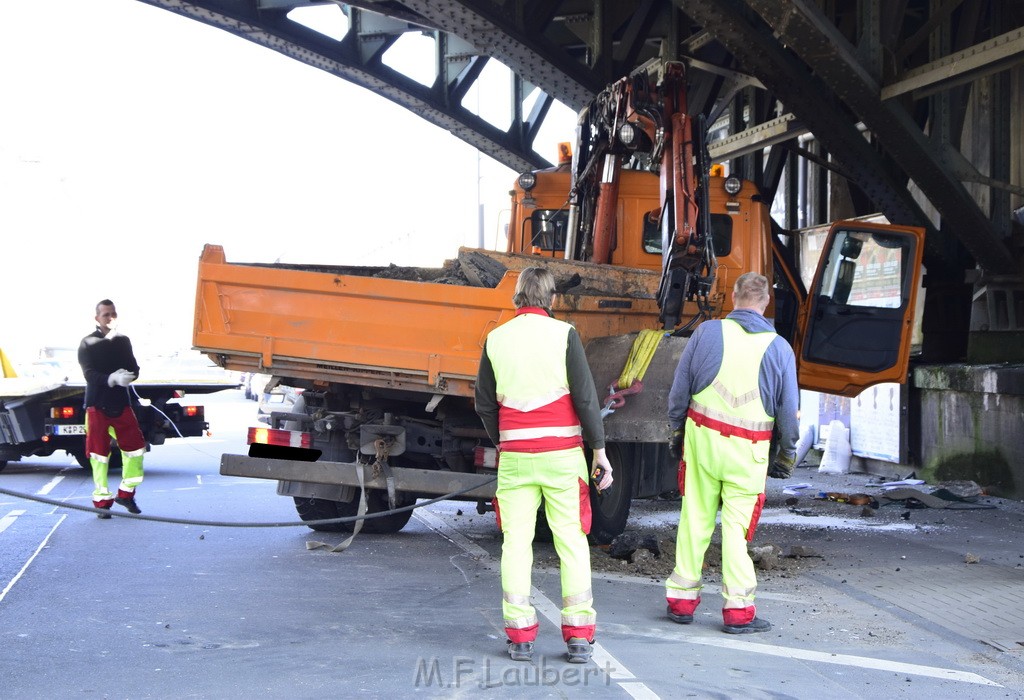 LKW blieb unter Bruecke haengen Koeln Deutz Deutz Muelheimerstr P101.JPG - Miklos Laubert